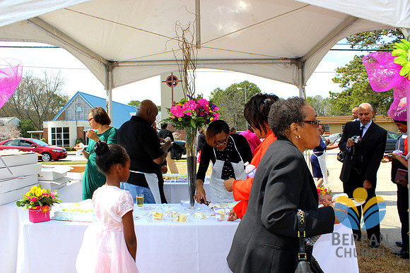 Serving cake